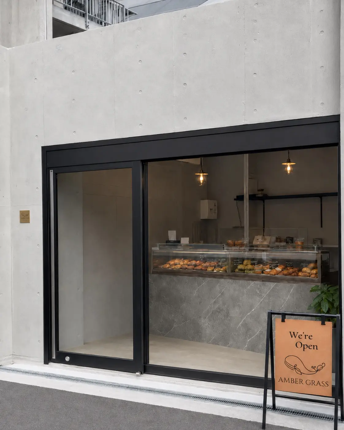 中崎西1丁目にあるAMBER GRASS中崎町店の入口と木の看板